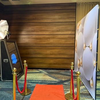 Up Photo Mirror Me Booth - Photo Booth Rentals Near Me Up Photo Mirror Me Booth - Photo Booth Rentals Near Me