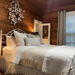Yellow Daisy Bed and Breakfast - The Cotton Room
Layers of cotton and linen on a queen bed
First floor bedroom with ensuite bath