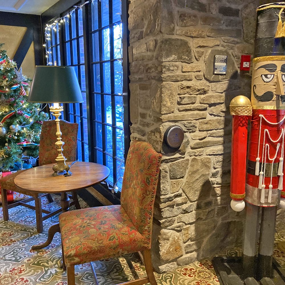 Old Mill Toronto - Hotel lobby - Hotels Near Me - Etobicoke, Ontario Old Mill Toronto - Hotel lobby - Hotels Near Me - Etobicoke, Ontario