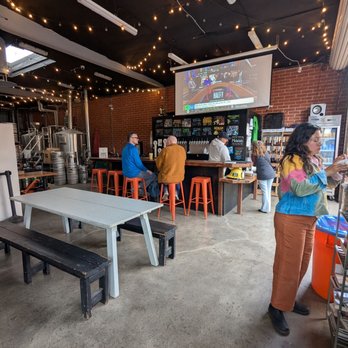 Cerveceria Del Pueblo - Bar area - Breweries Near Me - Pasadena, California