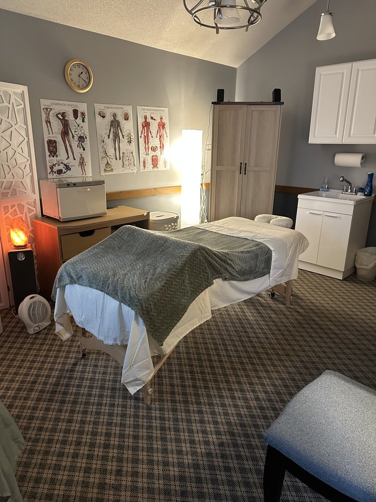 Trilumina Massage Logo