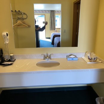 B & B Motel - Sink area - Hotels Near Me - Hugoton, Kansas