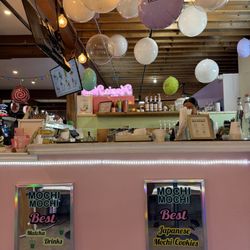 Mochi Mochi - Amazing set creation aboard the kens food court