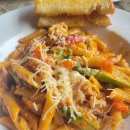 Chicken Chipotle Pasta with Garlic Bread 10/10