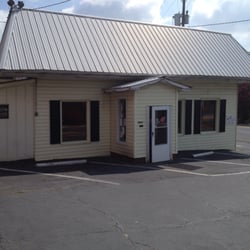 Darrell's Bar-B-Q - Small, worn building housing Darrell's BBQ