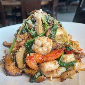 Yard House - Lobster Garlic Noodles - Vegetarian Near Me - Burbank, California Yard House - Lobster Garlic Noodles - Vegetarian Near Me - Burbank, California