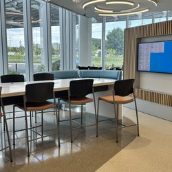 Kaiser Permanente Caton Hill Medical Center - Lots of open seating at the entrance