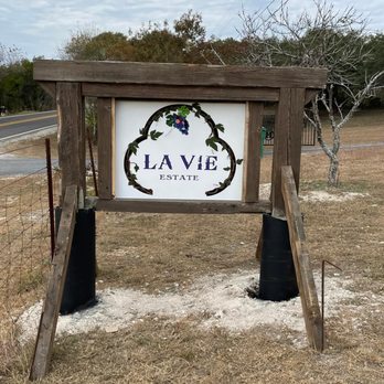 La Vie Estate - a sign for the estate - Wineries Near Me - Blanco, Texas La Vie Estate - a sign for the estate - Wineries Near Me - Blanco, Texas