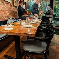 The Savory Grain - Atmosphere and dining area, with musical accompaniment (jazz band)