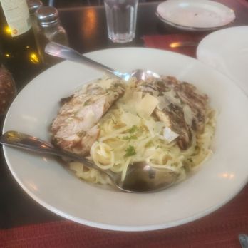 Giacobbi's Cucina Citta - Linguine Alfredo with chicken - Italian Near Me - Buffalo, New York Giacobbi's Cucina Citta - Linguine Alfredo with chicken - Italian Near Me - Buffalo, New York