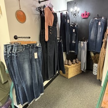Queen Bee Customs Boutique - Women's Clothing Near Me - Atchison, Kansas Queen Bee Customs Boutique - Women's Clothing Near Me - Atchison, Kansas