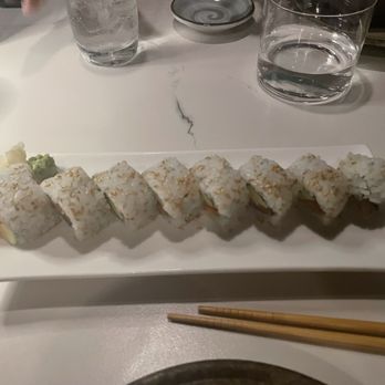 855 Aloha - Salmon avocado roll - Japanese Near Me - Honolulu, Hawaii