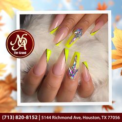 Pumpkin spice, cozy sweaters, and stunning nails - the perfect autumn trifecta!