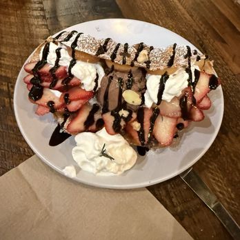 LUMI Dessert Cafe - Strawberry Banana Bubble Waffle - Desserts Near Me - Redmond, Washington LUMI Dessert Cafe - Strawberry Banana Bubble Waffle - Desserts Near Me - Redmond, Washington