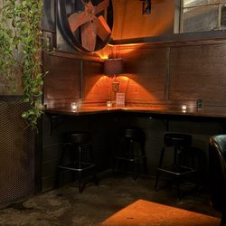 Never Never - Nice fun cozy corner with enough of a non intrusive throw from the lamp