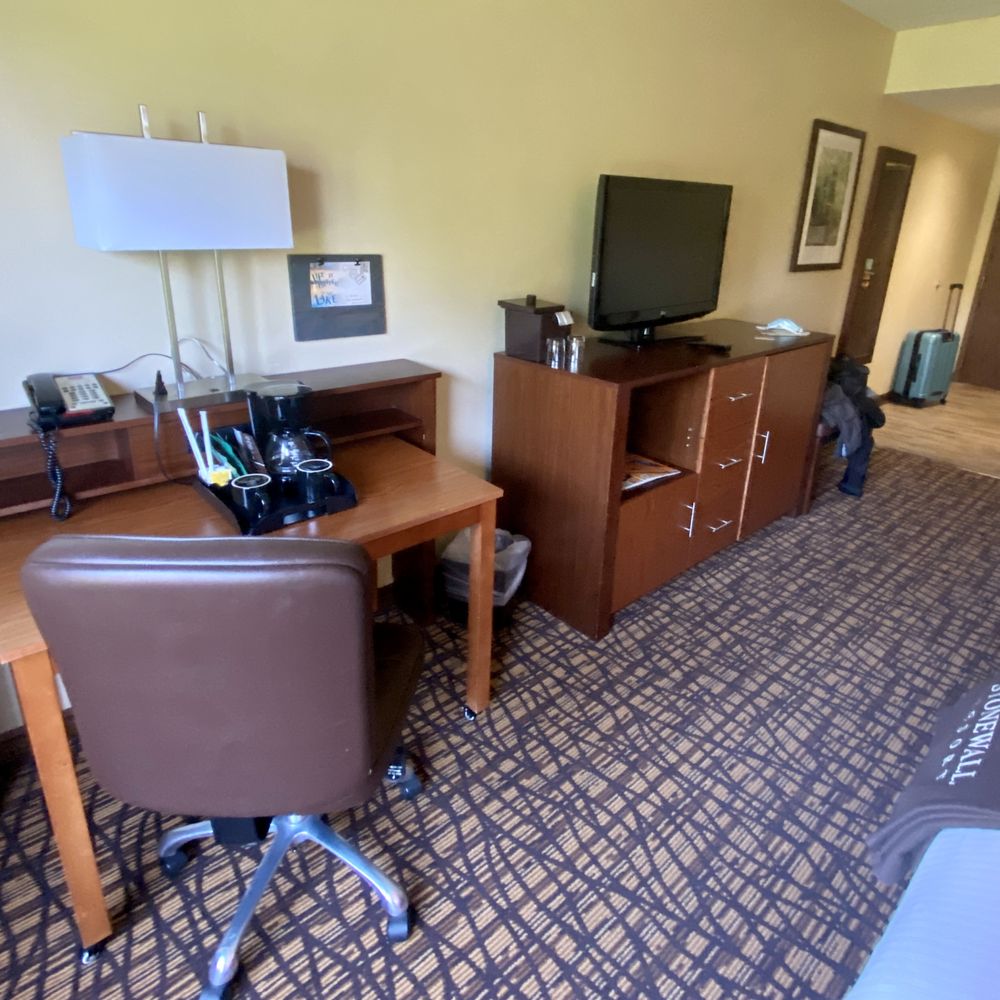 Stonewall Resort - Desk and TV - Hotels Near Me - Roanoke, West Virginia