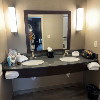 Holiday Inn Paducah Riverfront - Bathroom - Hotels Near Me - Paducah, Kentucky