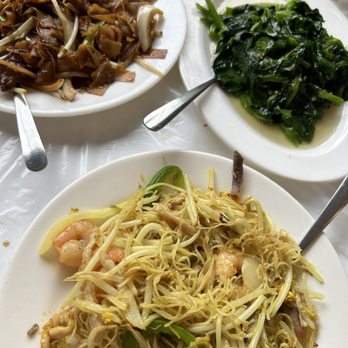 Keung Kee - Beef chow fun, sautéed pea shoots, and Singapore style rice noodles - Cantonese Near Me - Montreal, Quebec Keung Kee - Beef chow fun, sautéed pea shoots, and Singapore style rice noodles - Cantonese Near Me - Montreal, Quebec