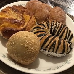 La Reine Pâtisserie - Sesame ball with red bean paste,chocolate,almond,coconut goodies