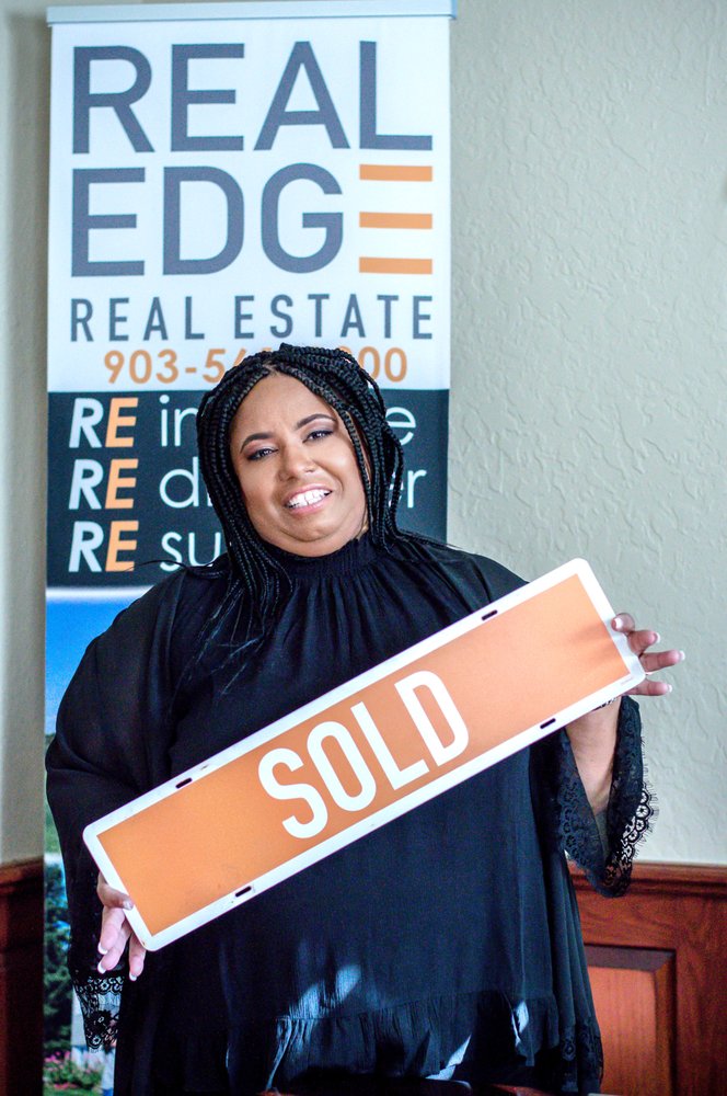 PHYLLIS ROBERTS REAL ESTATE AGENT REALEDGE REAL ESTATE Updated October 2024 Contact
