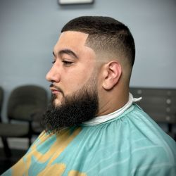 Diamond Kutz Barbershop - Mid fade with beard lining