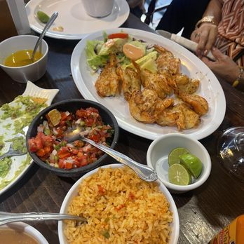 Las Brisas - Langostinos arroz frijoles salsa - Seafood Near Me - Puerto Nuevo, BCN Las Brisas - Langostinos arroz frijoles salsa - Seafood Near Me - Puerto Nuevo, BCN