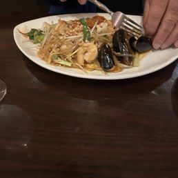Seafood pad Thai