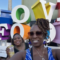 Hollywood Farmers Market - Nichelle and Desiree, Nichelle's drink is a mango pineapple, banana Chia drink