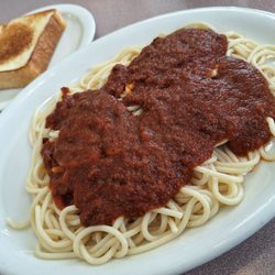 Daphne's Family Restaurant - Spaghetti and garlic bread.