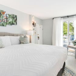 The Old Brick Inn - Who doesn't love a bright, airy room!