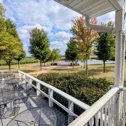 Mackinaw Valley Vineyard - Outdoor patio