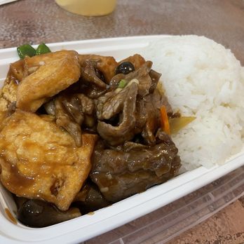 M Kee - Beef and fried tofu on rice. $10.50. Has some snap peas and carrot. Very good, smokey wok flavor with a hint of ginger - Chinese Near Me - Philadelphia, Pennsylvania M Kee - Beef and fried tofu on rice. $10.50. Has some snap peas and carrot. Very good, smokey wok flavor with a hint of ginger - Chinese Near Me - Philadelphia, Pennsylvania