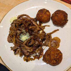 Schuch's Restaurant - Rumpsteak vom Angus Rind 260g mit Madeirajus, gebr. Austernseitlinge und Apfelkartoffelkroketten