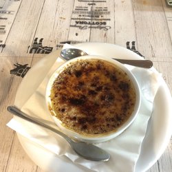 La Pampa - Creme Brûlée - they should get the torch to burn the sugar correctly.