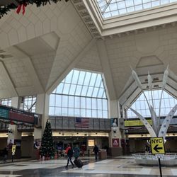 Frank R. Lautenberg Secaucus Junction Station - Main atrium of the station