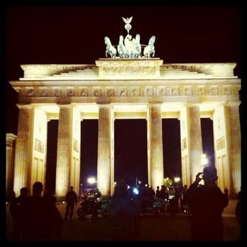 Brandenburger Tor - Lit up at night - Landmarks & Historical Buildings Near Me - Berlin, BE Brandenburger Tor - Lit up at night - Landmarks & Historical Buildings Near Me - Berlin, BE