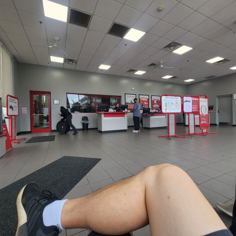 Discount Tire - Lobby area - Tires Near Me - Oak Lawn, Illinois