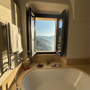 Monastero Santa Rosa - These bathtubs are amazing - Hotels Near Me - Conca dei Marini, SA
