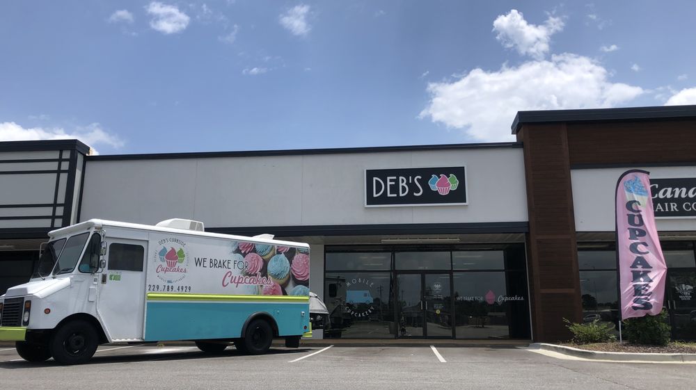 Deb's Curbside Cupcakes Logo