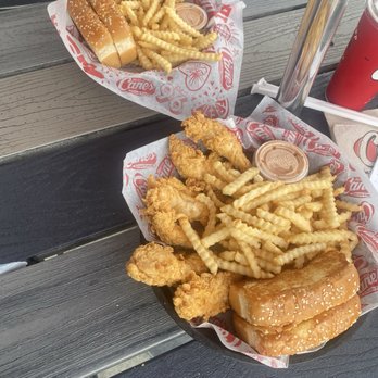 Raising Cane's Chicken Fingers - Fast Food Near Me - El Segundo, California