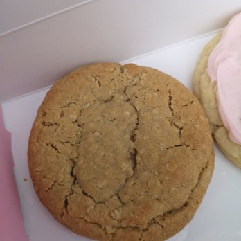 Crumbl - Wicker Park - Oatmeal - Bakeries Near Me - Chicago, Illinois