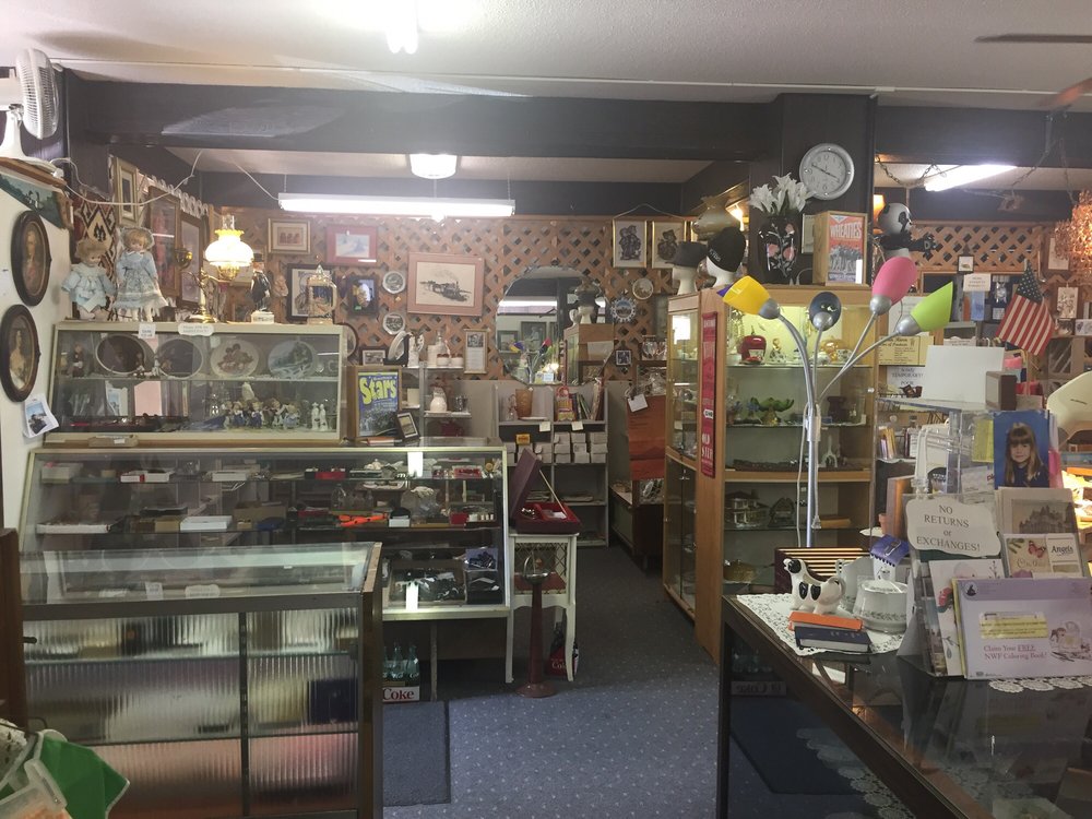 ANTIQUES & COLLECTIBLES ON BROADWAY Updated August 2024 79 E Broadway, Little Falls