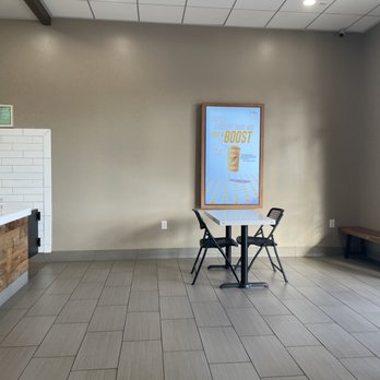 Robeks Fresh Juices & Smoothies - Inside - 2 tables & 2 benches to sit - Juice Bars & Smoothies Near Me - Poway, California Robeks Fresh Juices & Smoothies - Inside - 2 tables & 2 benches to sit - Juice Bars & Smoothies Near Me - Poway, California