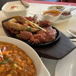 Agra - Könnte würziger sein: "Tandoori Mix (Drei marinierte Fleischsorten gegrillt mit drei Saucen)"