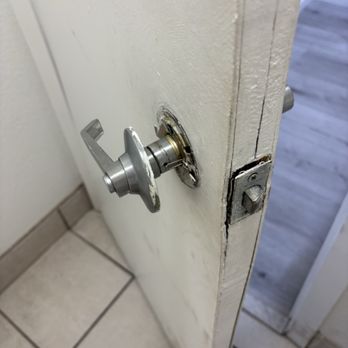 Quality Inn - Door handle falling off - Hotels Near Me - Weeki Wachee, Florida