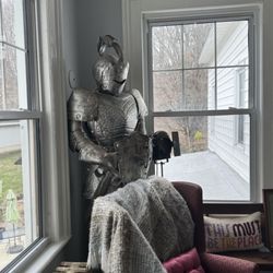 Gardner Farm Inn - Knight decoration