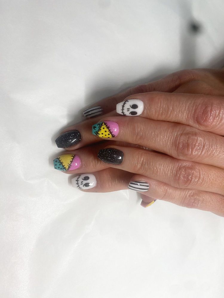 Top Nails and Spa Logo