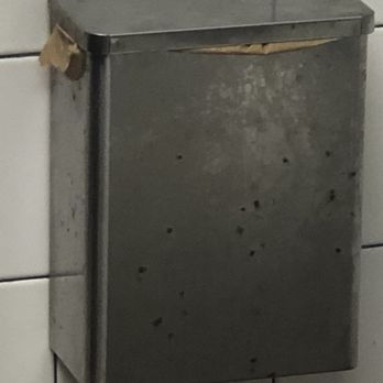 Beef 'O' Brady's - Waitresses use this restroom also - Pubs Near Me - Clermont, Florida
