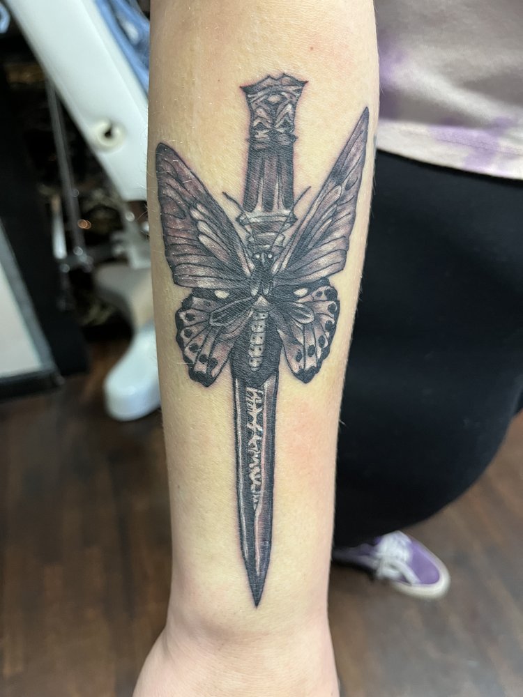 Stand Fast Tattoo & Beauty Logo