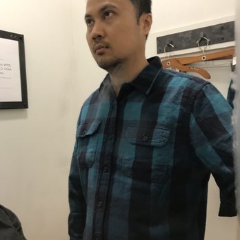 American Eagle Outfitters - Window has smudges and does not seem that they clean it. - Men's Clothing Near Me - Providence, Rhode Island